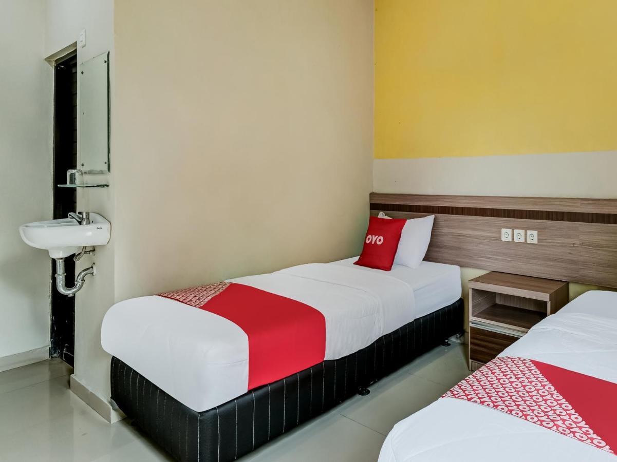 Oyo 90986 Hotel Srikandi Adisucipto Kalasan Экстерьер фото