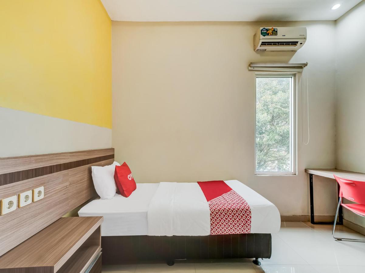 Oyo 90986 Hotel Srikandi Adisucipto Kalasan Экстерьер фото