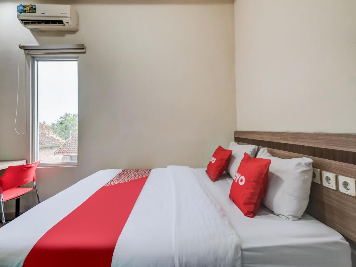 Oyo 90986 Hotel Srikandi Adisucipto Kalasan Экстерьер фото