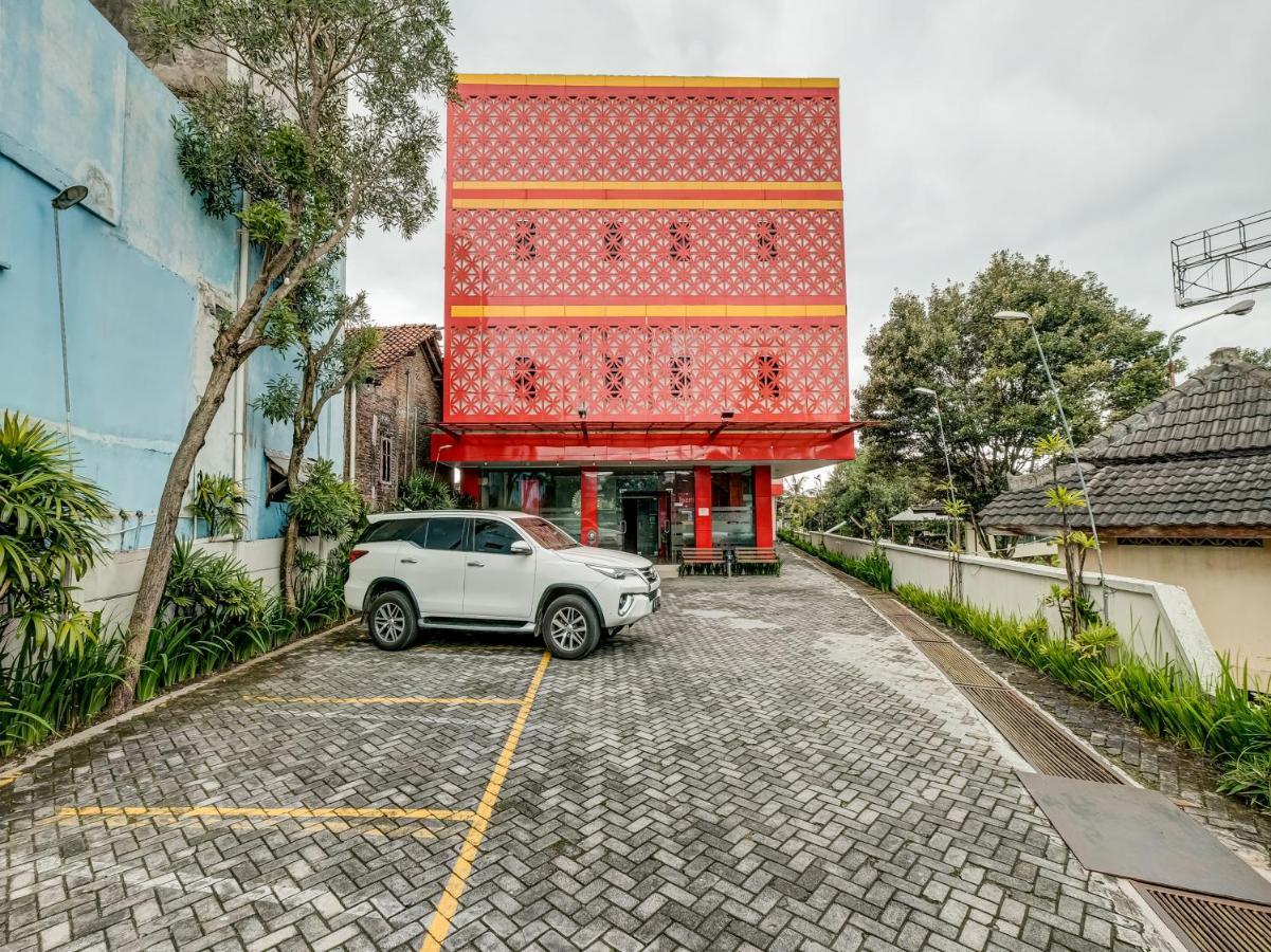 Oyo 90986 Hotel Srikandi Adisucipto Kalasan Экстерьер фото