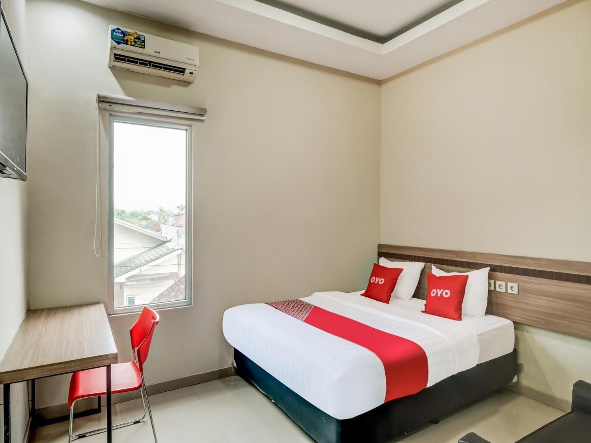 Oyo 90986 Hotel Srikandi Adisucipto Kalasan Экстерьер фото